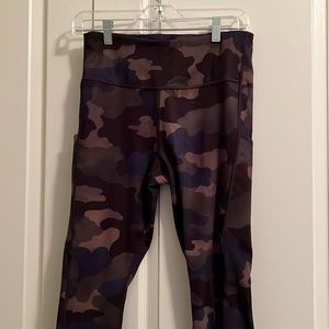 Athleta ultimate stash camo printed 7/8 tight M